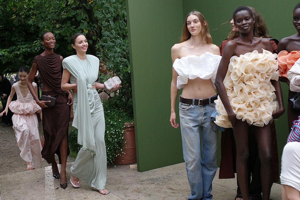 Cuando la moda habla por el océano: Stella McCartney lleva la crisis marina a París